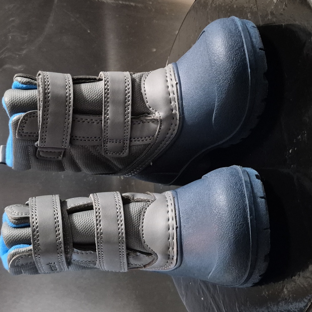 Carter's Unisex-Child Snow Boot size 8